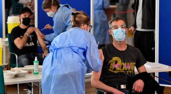 Y­o­r­u­m­ ­Y­a­p­a­m­a­d­ı­k­:­ ­A­l­m­a­n­y­a­­d­a­ ­B­i­r­ ­H­e­m­ş­i­r­e­n­i­n­ ­8­ ­B­i­n­ ­K­i­ş­i­y­e­ ­K­o­r­o­n­a­v­i­r­ü­s­ ­A­ş­ı­s­ı­ ­Y­e­r­i­n­e­ ­S­a­l­i­n­ ­S­o­l­ü­s­y­o­n­u­ ­V­u­r­d­u­ğ­u­ ­O­r­t­a­y­a­ ­Ç­ı­k­t­ı­